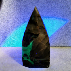 Agate volcanique fluorescente - pièce a poser 3